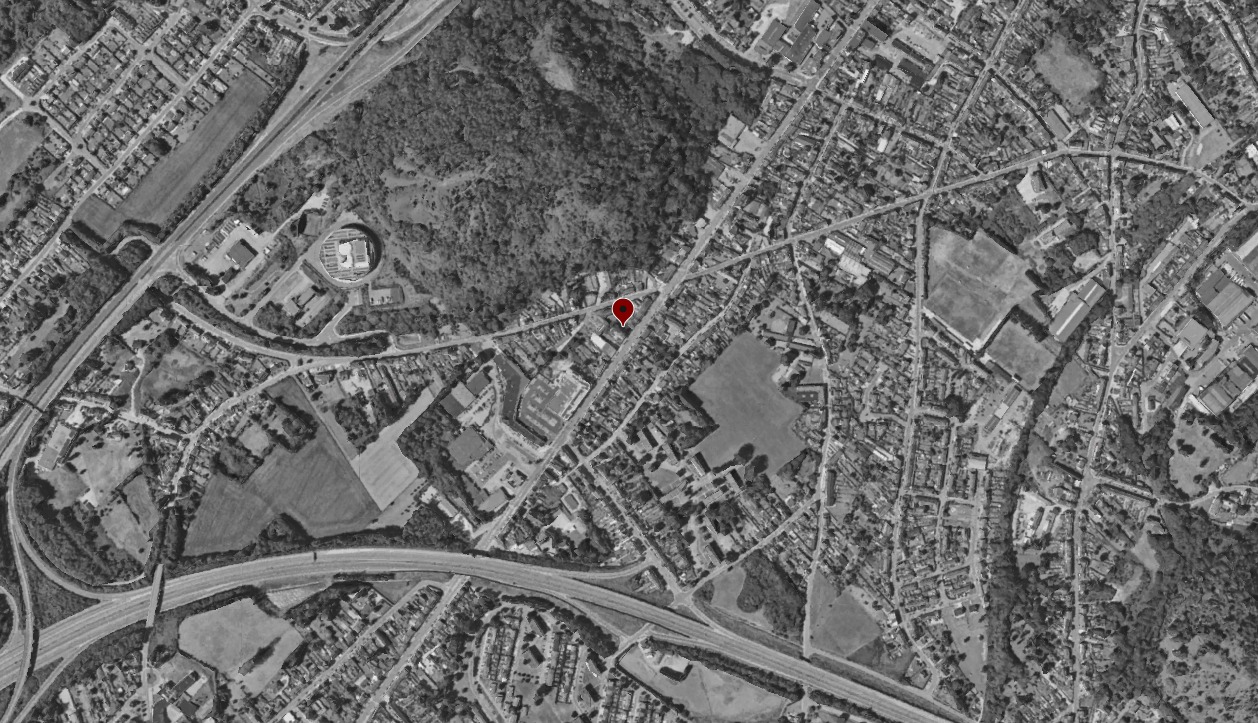 Vue aérienne en noir et blanc de Marcinelle avec le repère rouge de l'implantation du projet