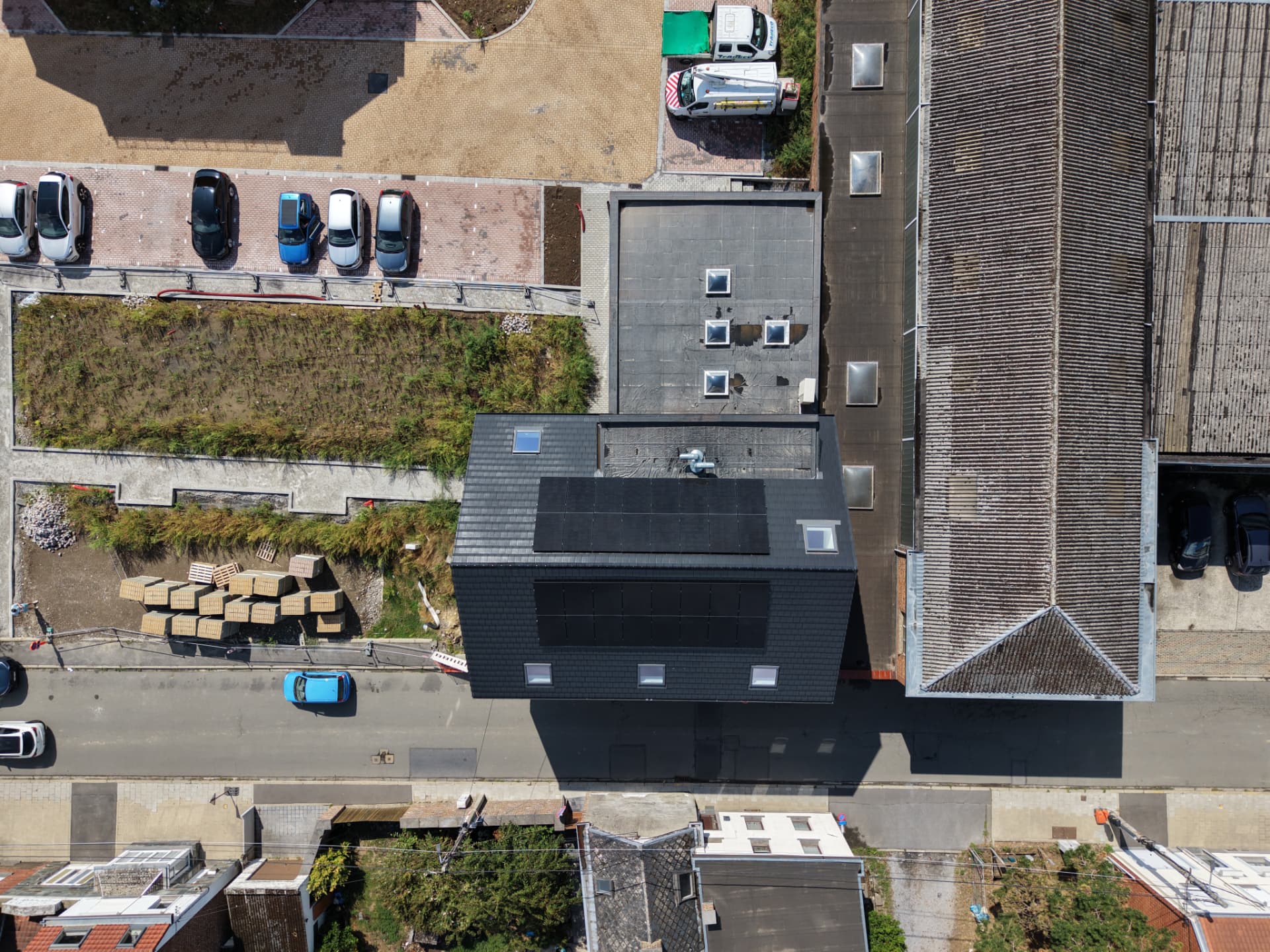 Vue aérienne zénithale de la toiture et de l'implantation du bâtiment