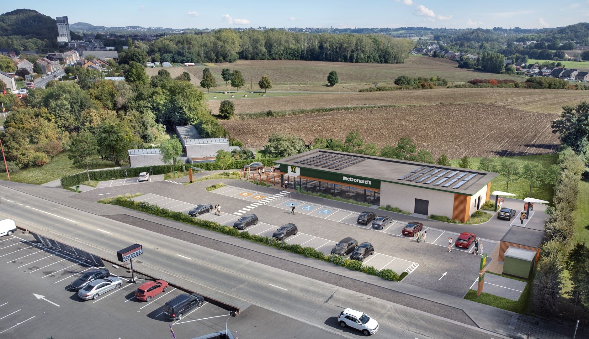 Vue aérienne du restaurant McDonald's de Binche, de son parking et de sa toiture solaire