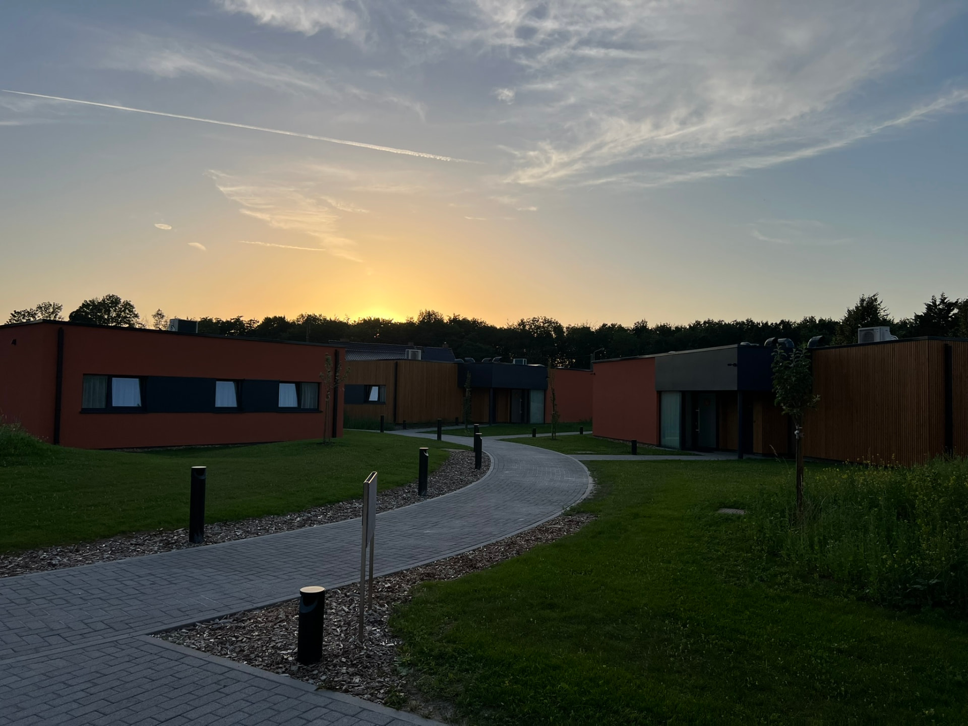 Pavillons et cheminements paysagers du site au coucher du soleil