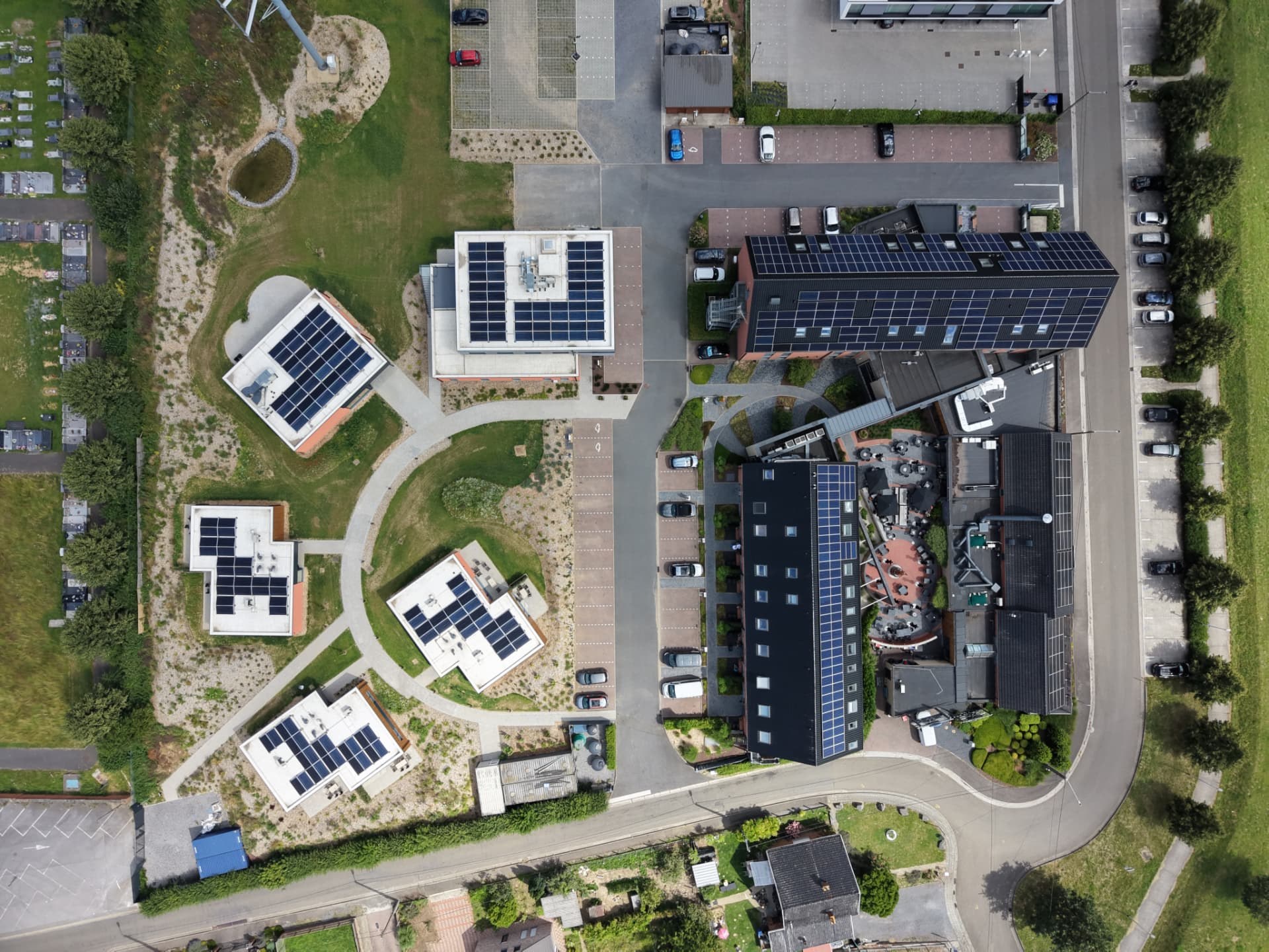 Vue verticale du site montrant l'implantation circulaire des pavillons et leurs toitures photovoltaïques