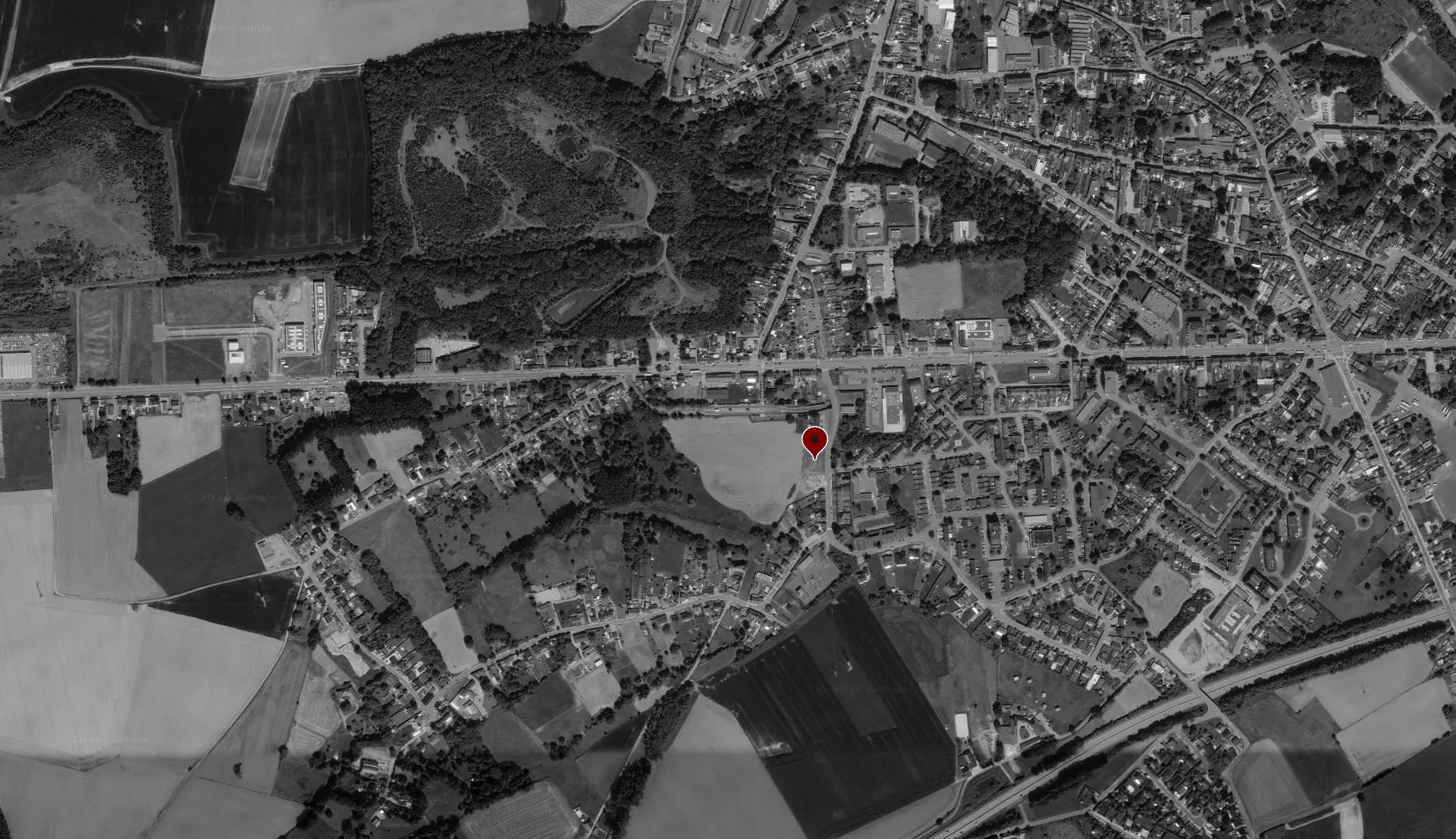 Vue aérienne en noir et blanc de Fontaine-l'Évêque avec le repère rouge de l'implantation du projet