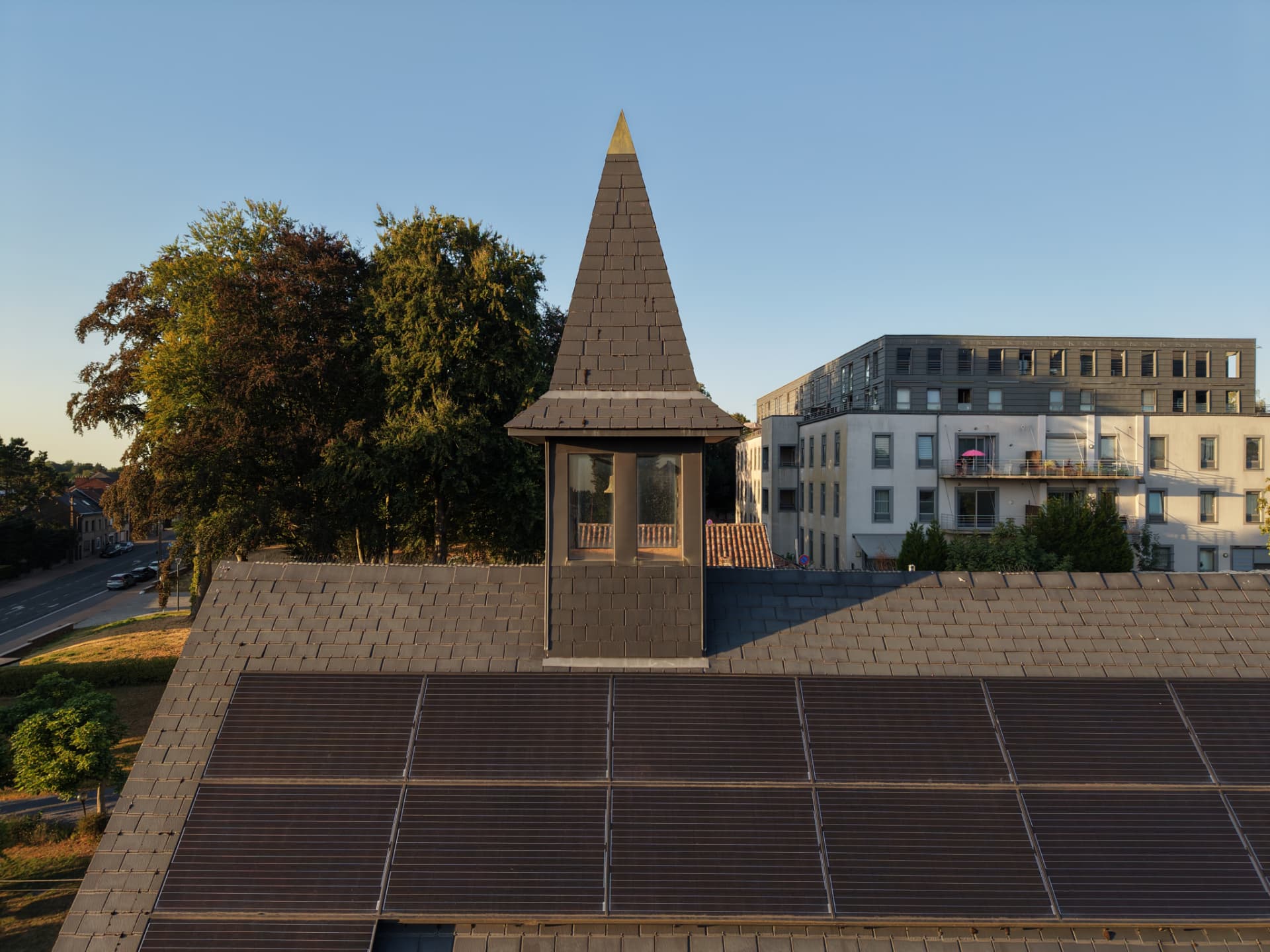 Panneaux solaires sur la toiture en ardoises près de la flèche