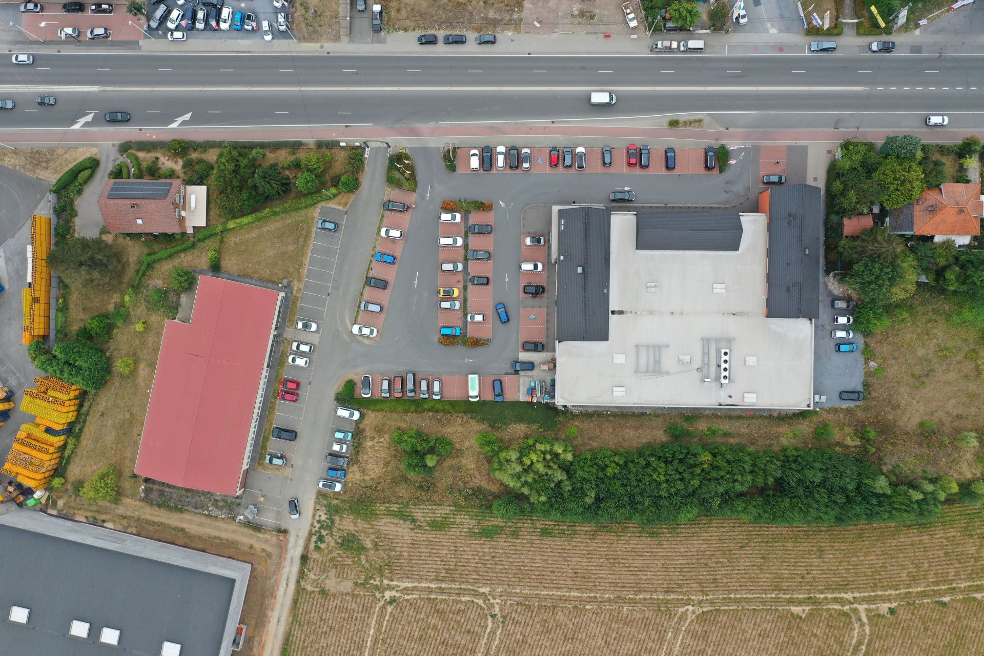 Vue verticale du bâtiment commercial et de ses aires de stationnement