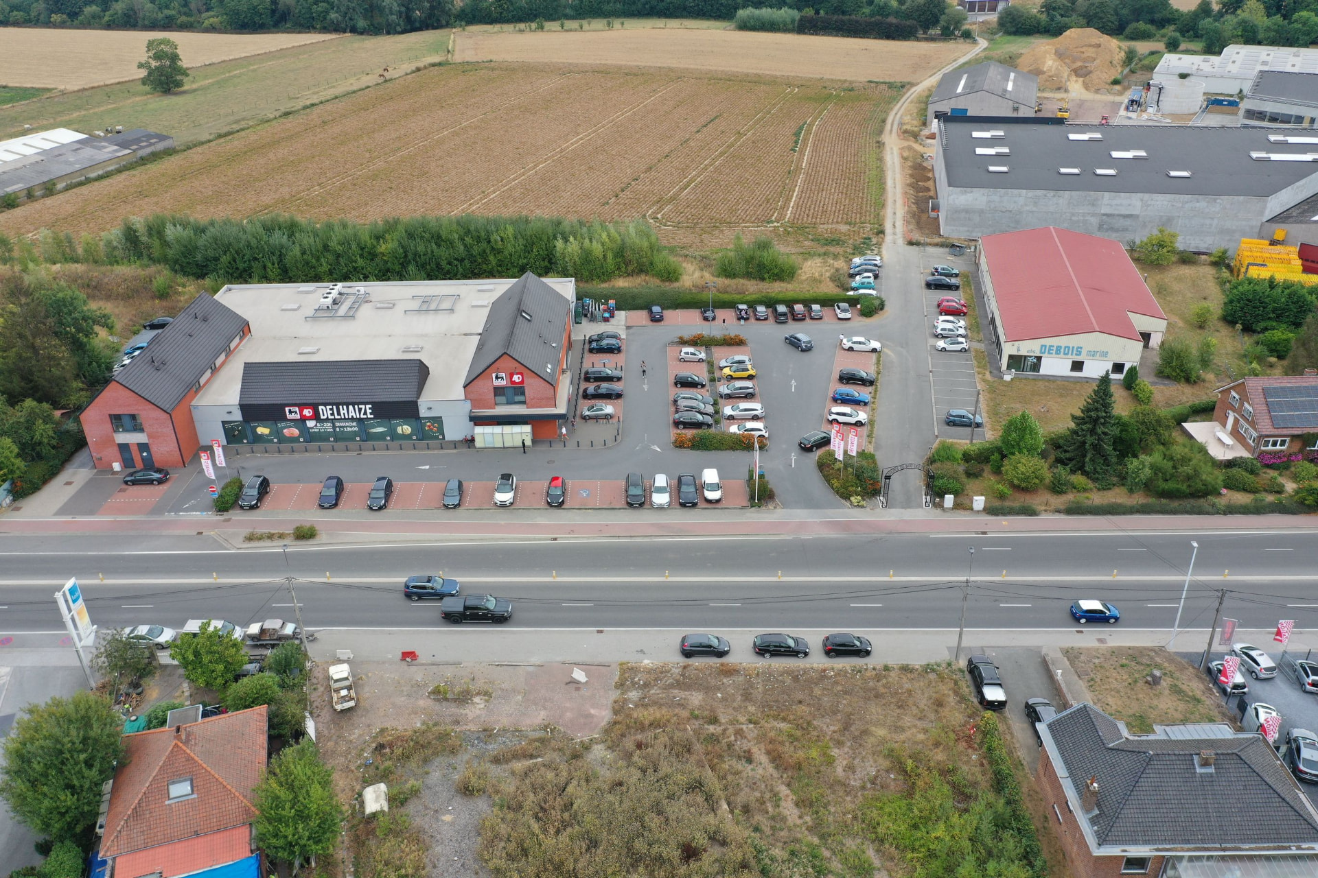 Vue aérienne d'ensemble du magasin le long de la chaussée
