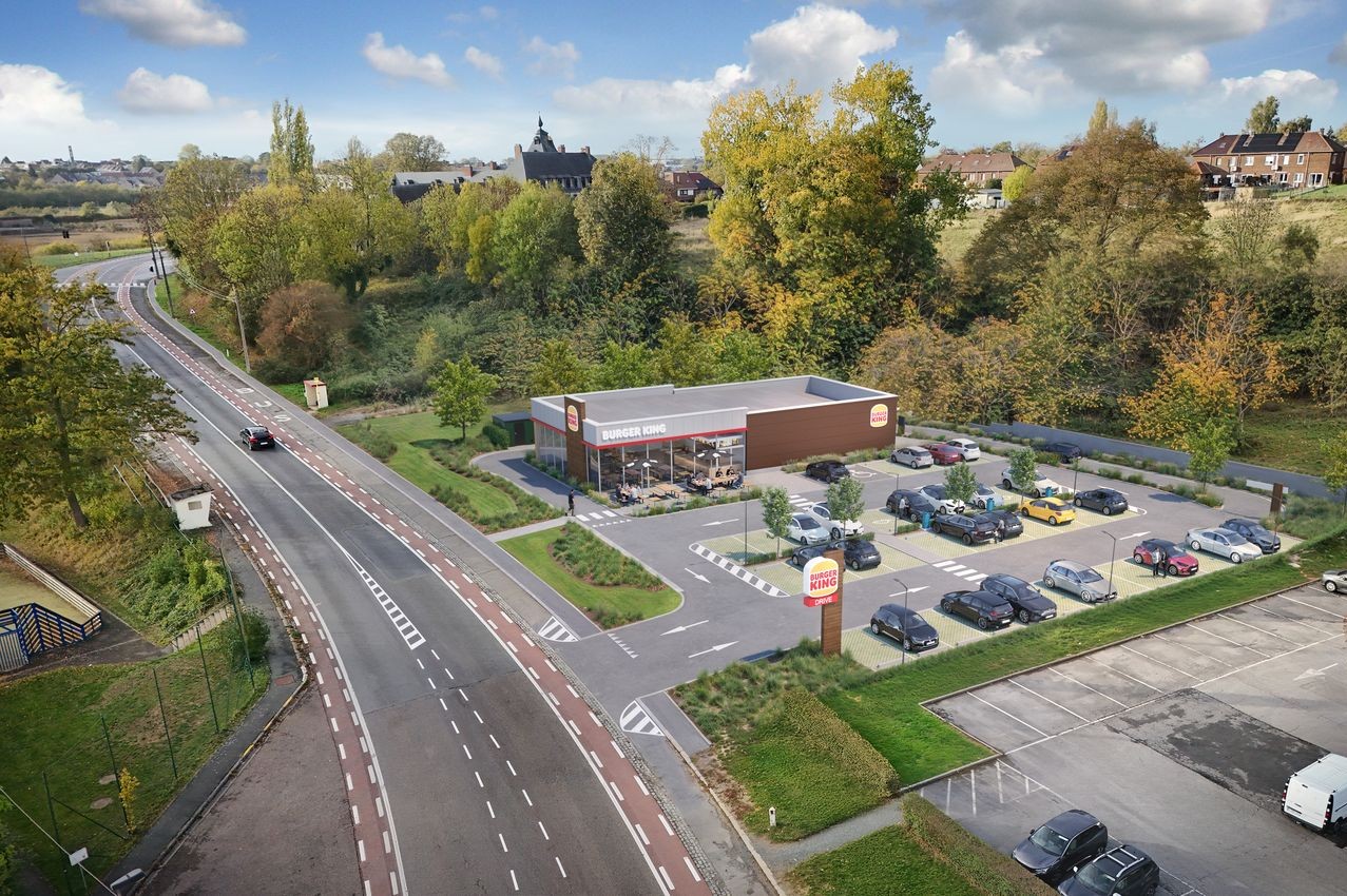 Vue aérienne du restaurant, de son drive et du parking planté