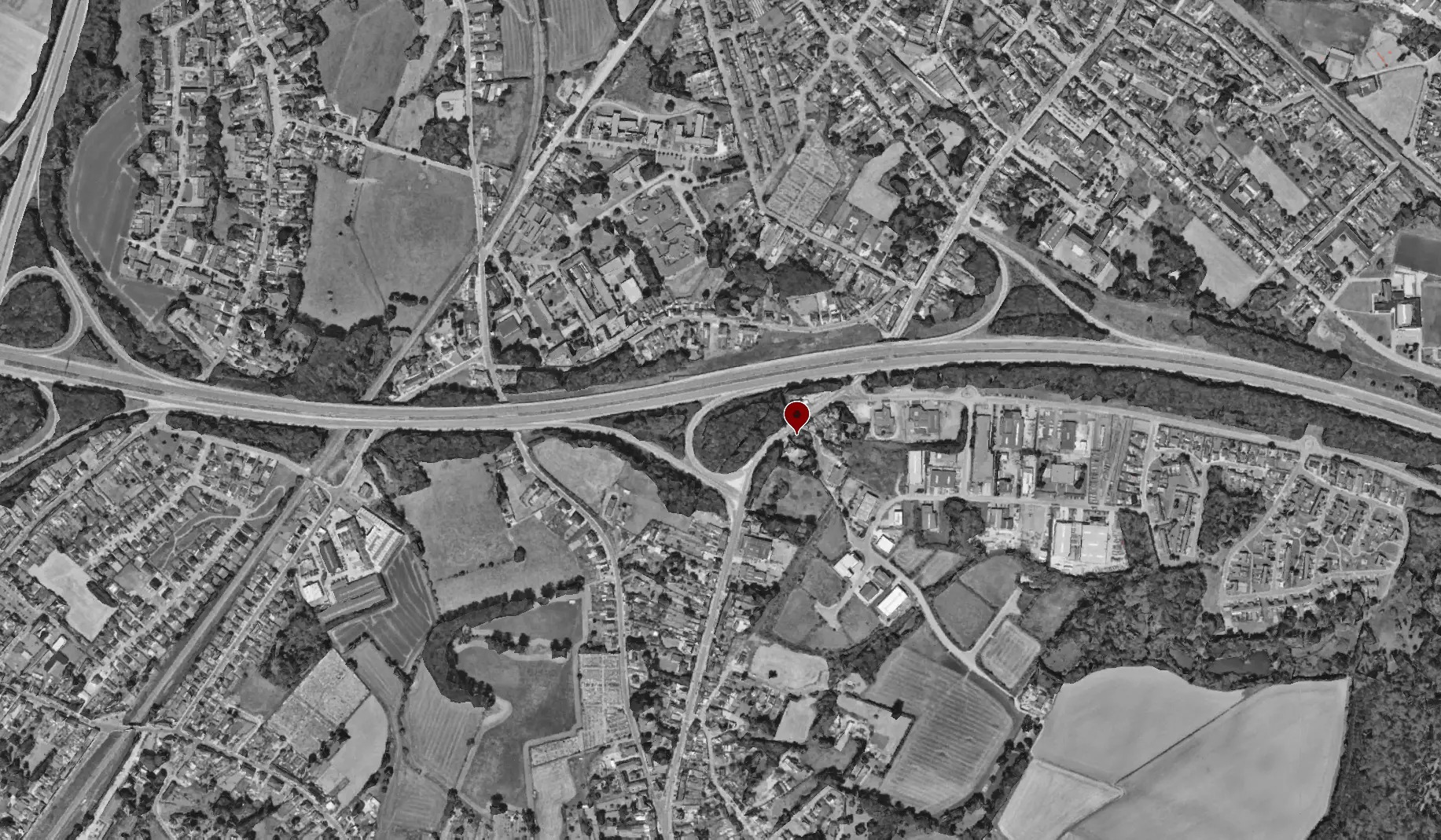 Vue aérienne en noir et blanc de Manage avec le repère rouge de l'implantation du projet