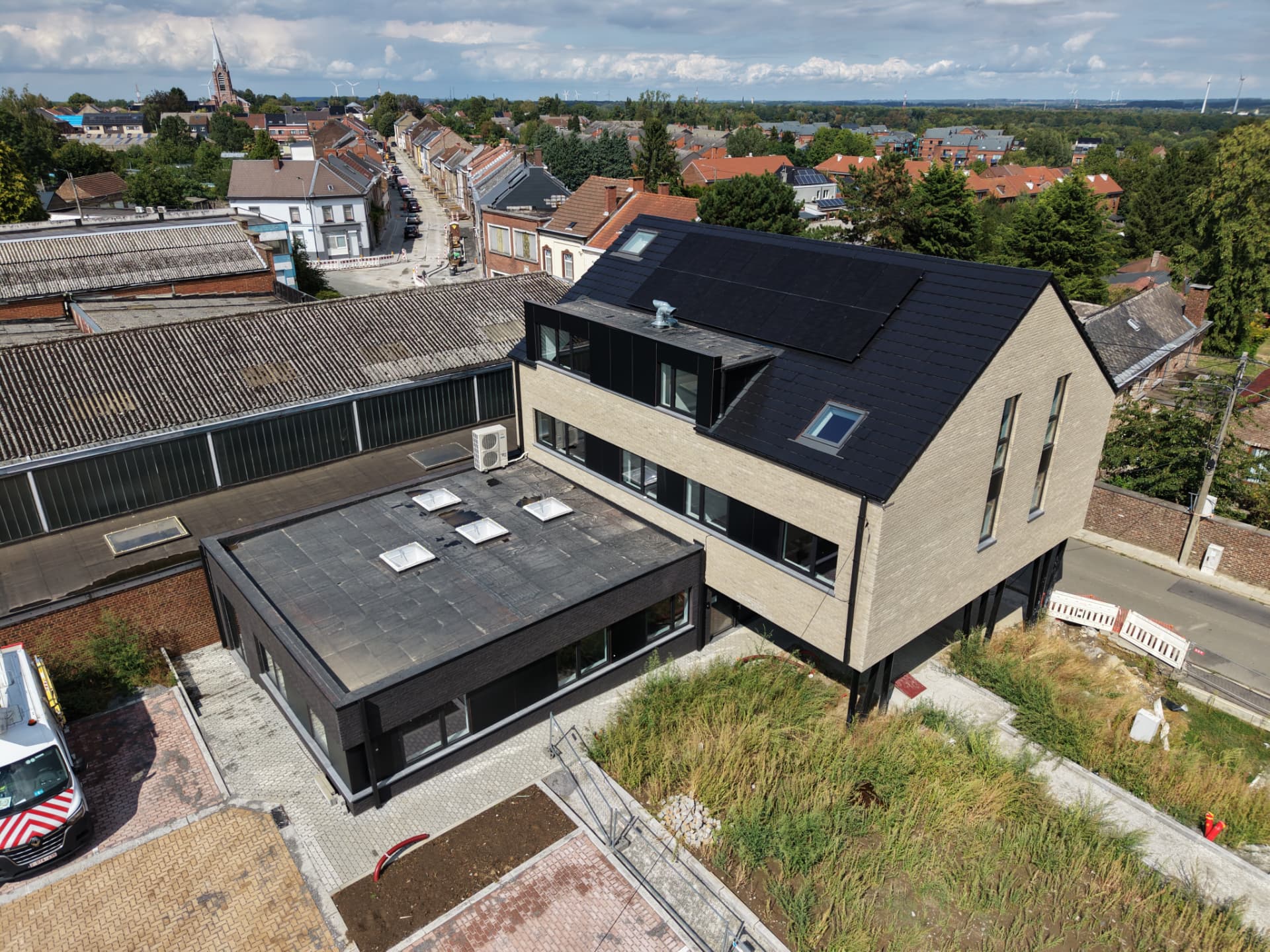 Vue aérienne du bâtiment dans son contexte urbain à Manage