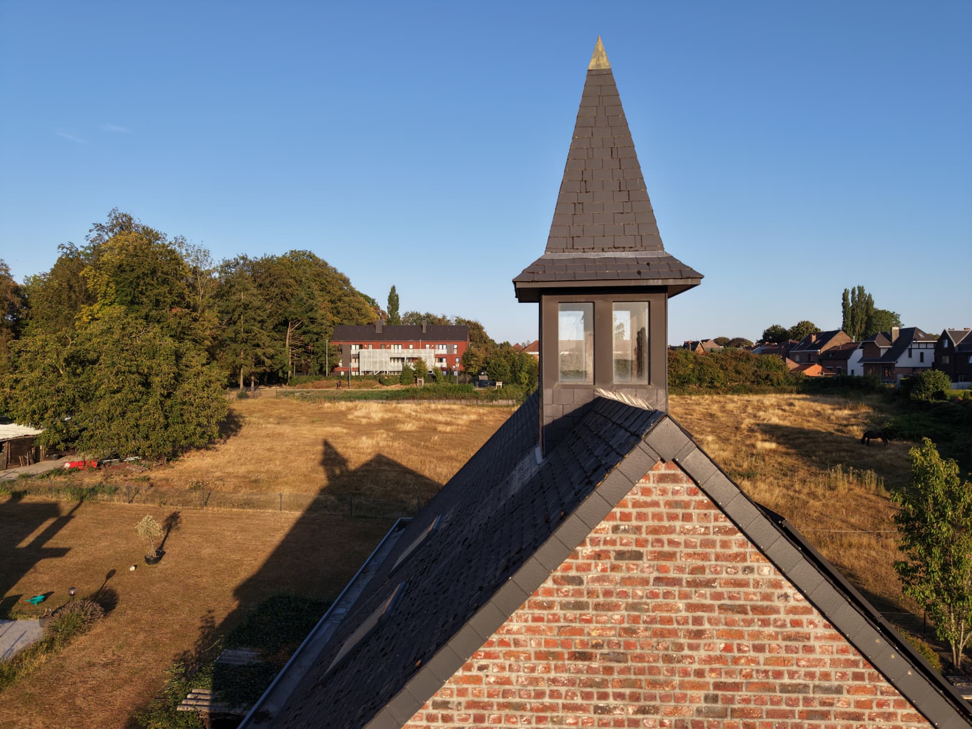 Détail de la flèche et de la toiture en ardoises