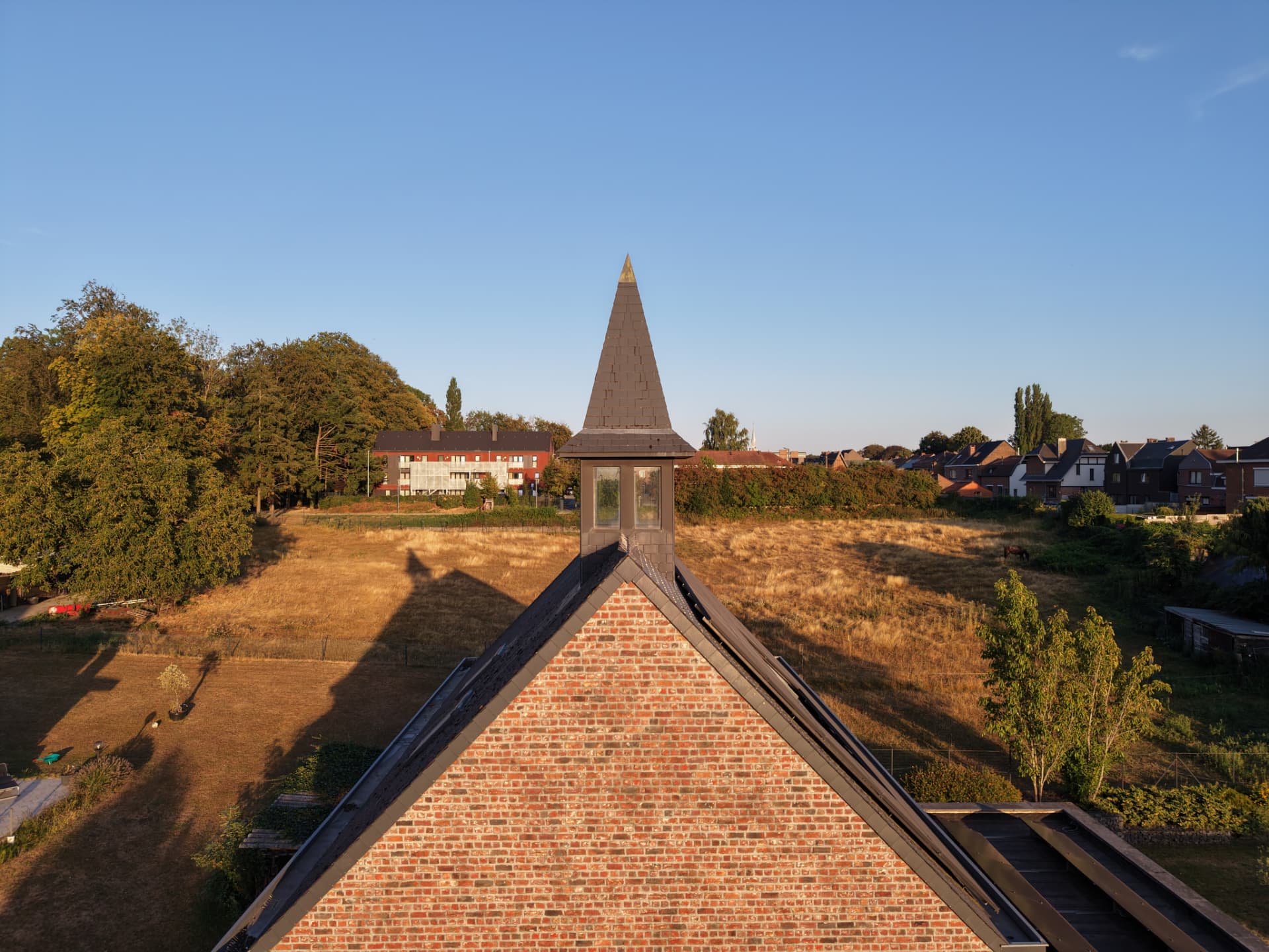 Vue plongeante sur la flèche de l'habitation sous un ciel bleu