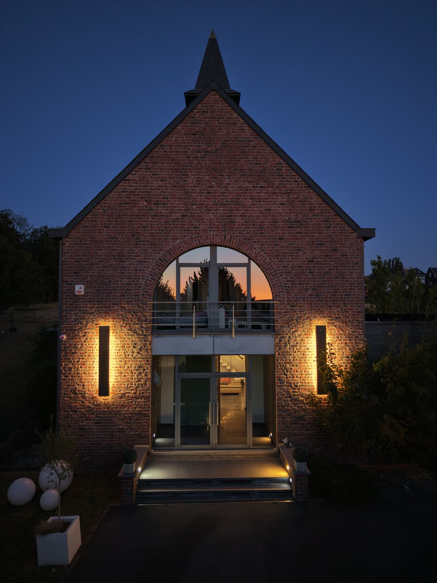 Façade de la chapelle réhabilitée en habitation, mise en lumière nocturne