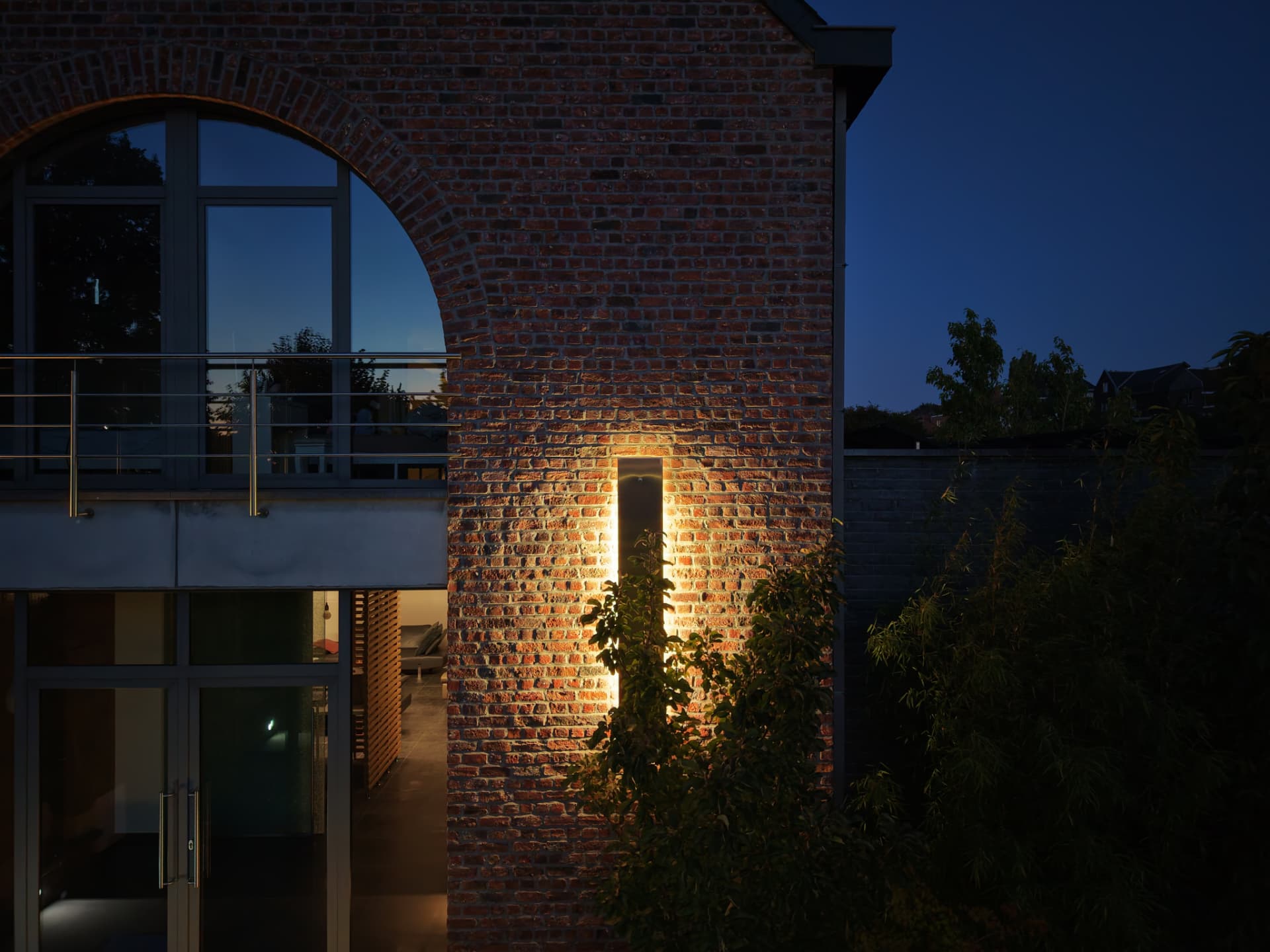 Détail nocturne de l'éclairage de la façade et de la texture des briques