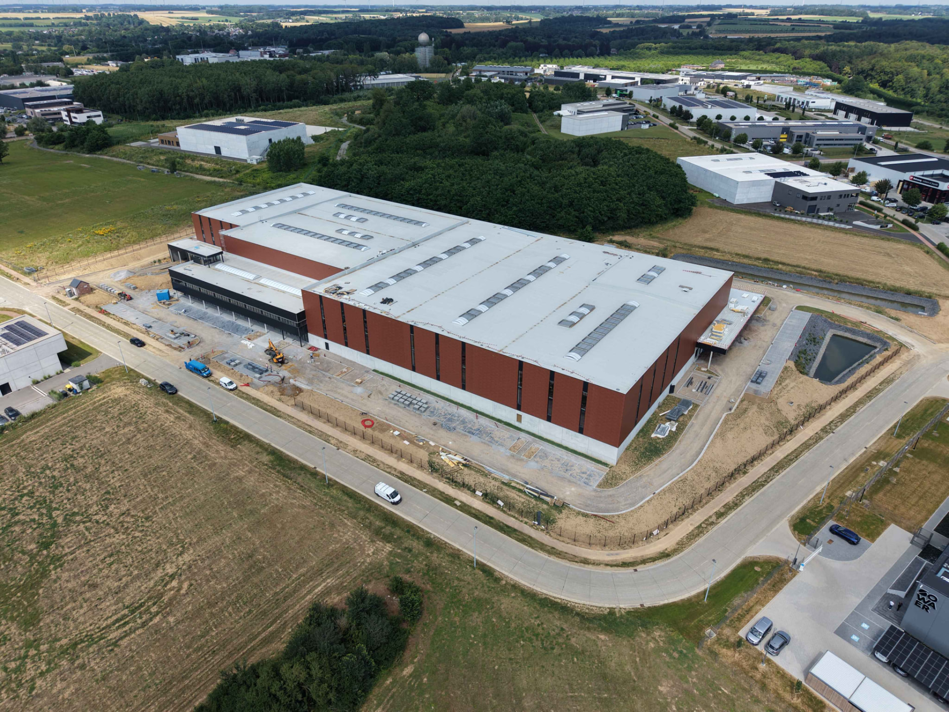 Vue aérienne d'ensemble du centre logistique dans son parc d'activités