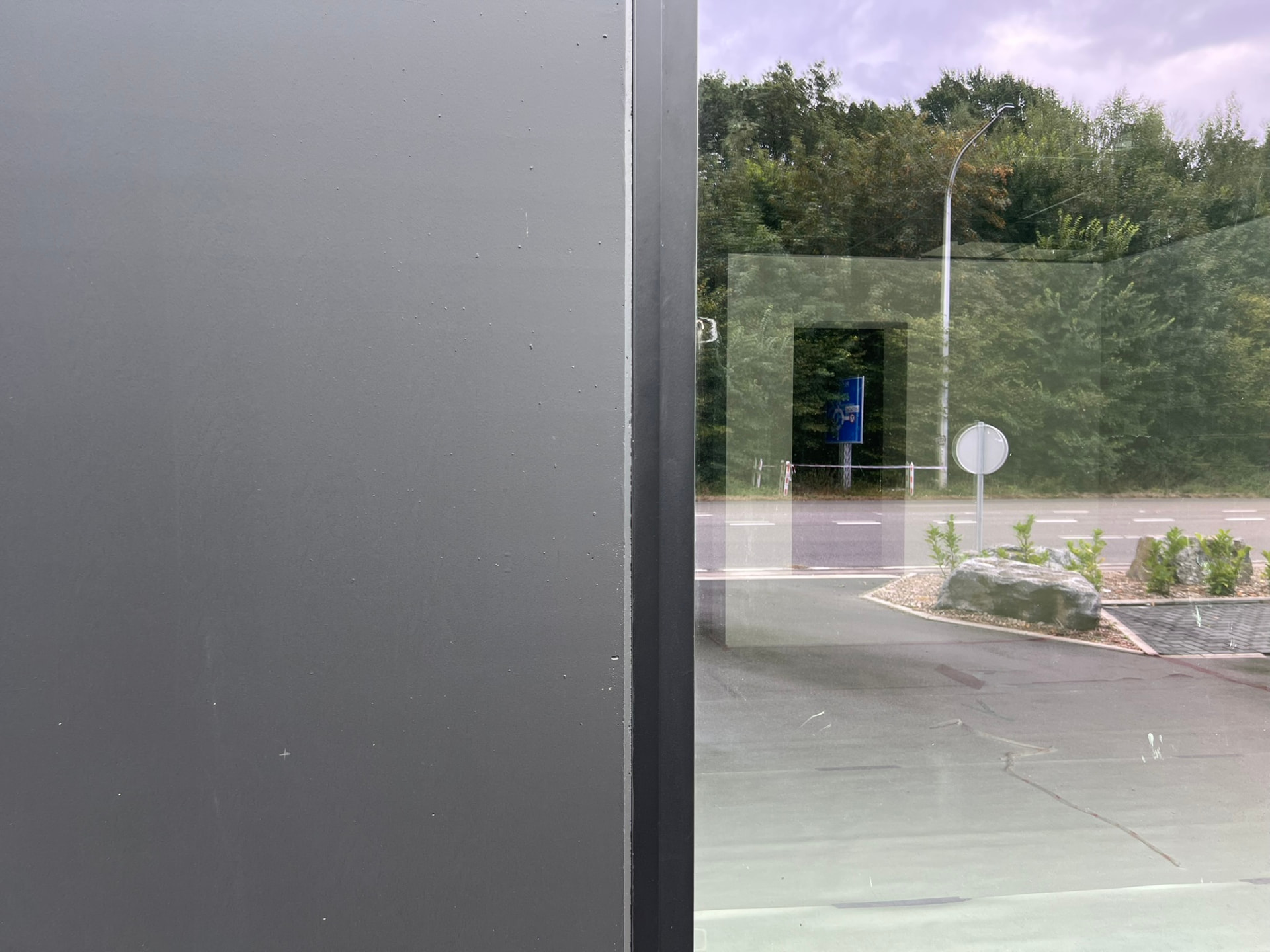 Détail du jambage vitré et des abords paysagers du bâtiment