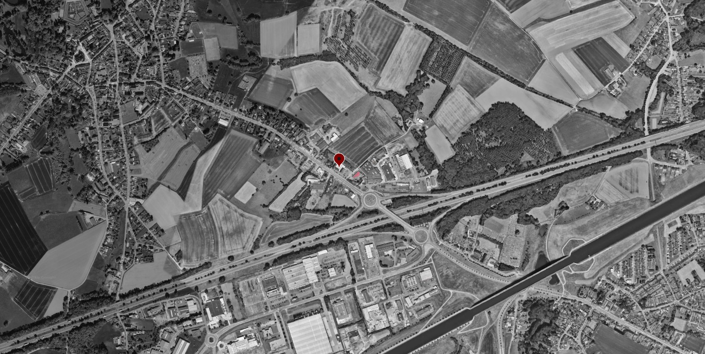 Vue aérienne en noir et blanc du Roeulx avec le repère rouge de l'implantation du projet