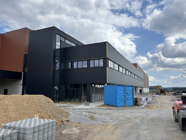 Volume des bureaux en bardage anthracite en cours de finition