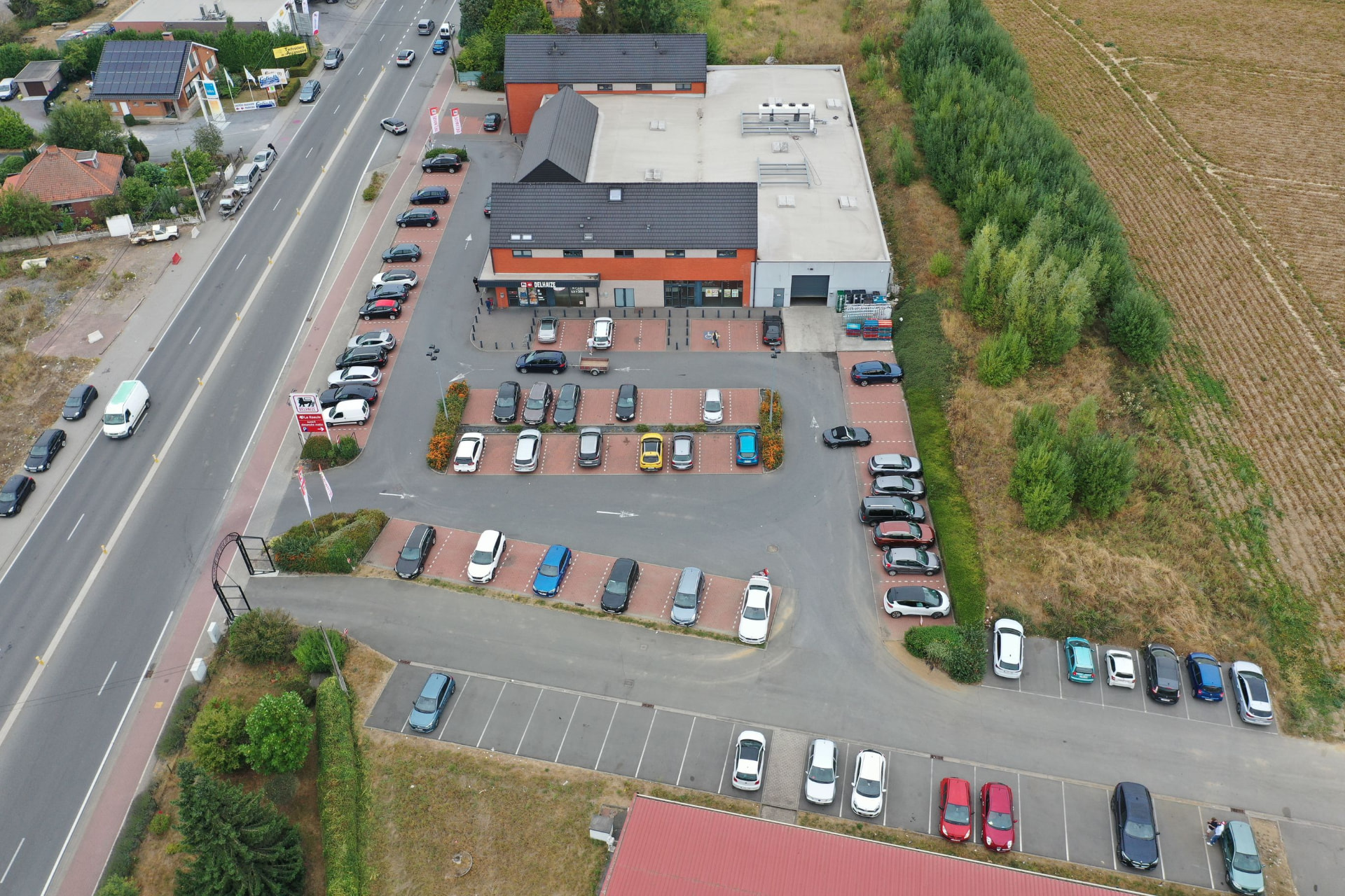 Vue aérienne du supermarché AD Delhaize du Roeulx et de son parking