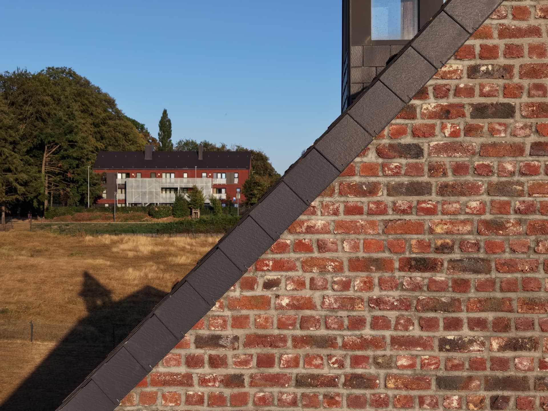 Détail de la maçonnerie de briques et de la ligne de toiture