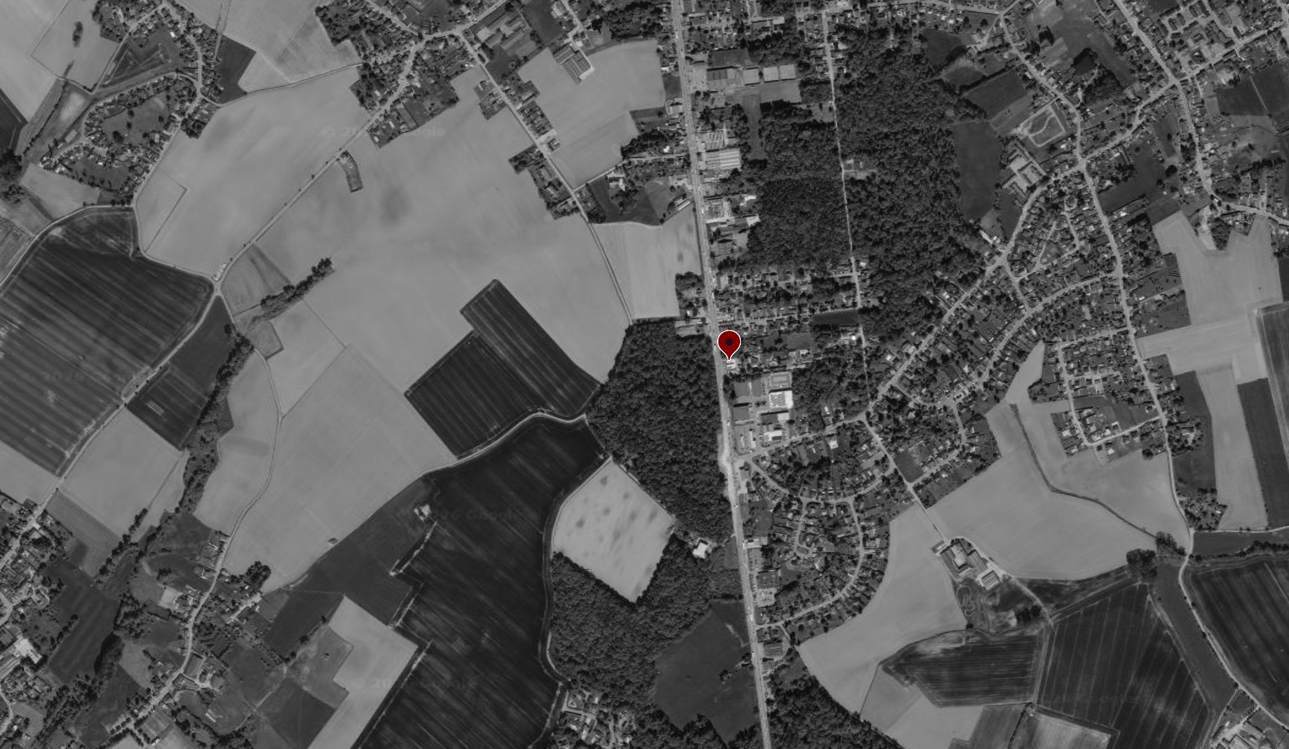 Vue aérienne en noir et blanc de Gerpinnes avec le repère rouge de l'implantation du projet
