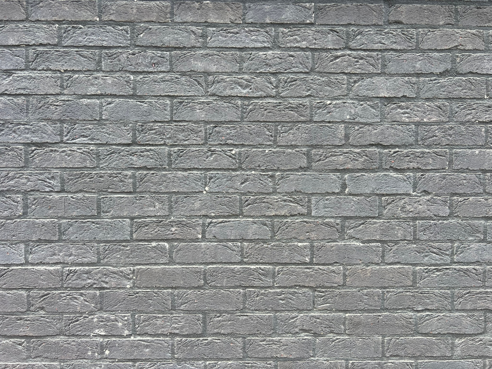 Détail de l'appareillage des briques noires du socle