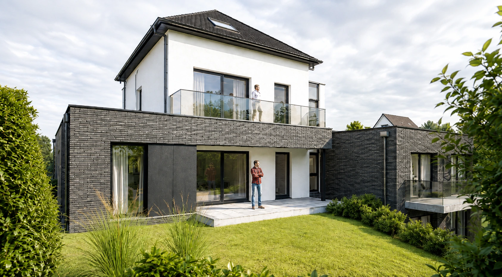 Immeuble de logements en briques noires et enduit blanc, vue depuis le jardin