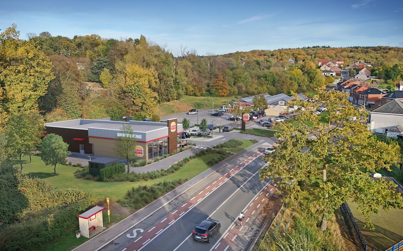 Vue aérienne depuis la voirie sur le restaurant et ses abords paysagers